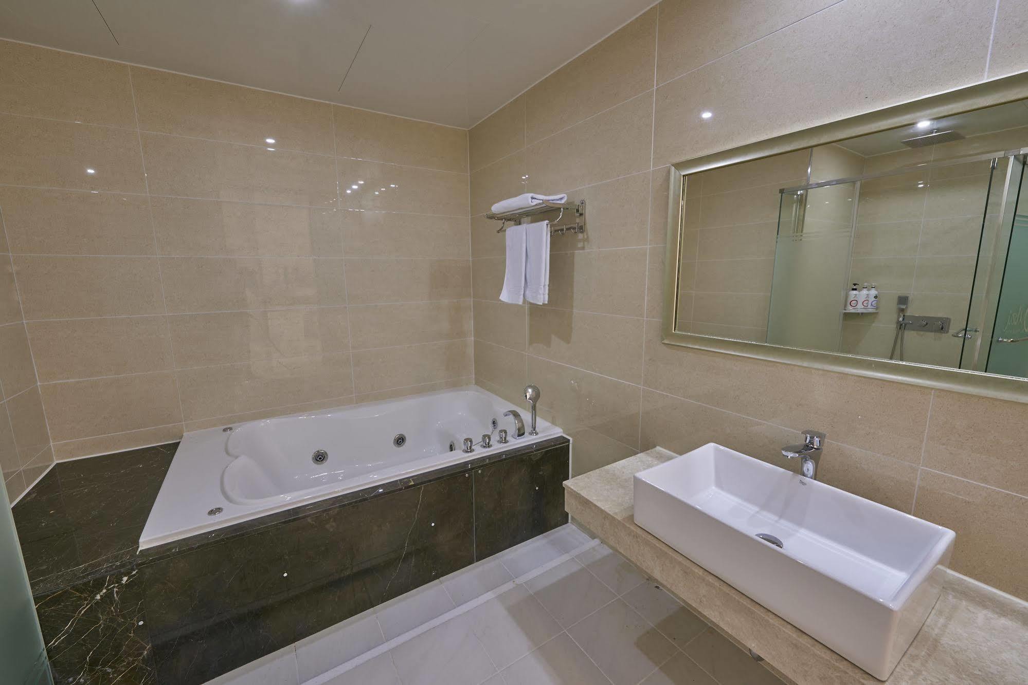 Dubai Hotel Gwangju Metropolitan City Buitenkant foto